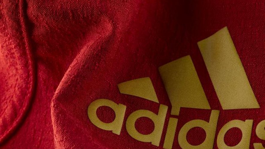 Adidas assume son rouge