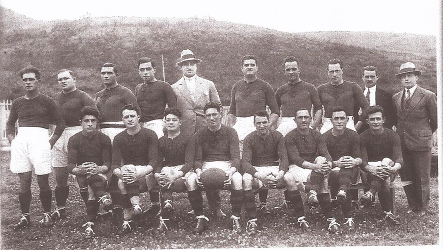 Les champions de France 1929 posent aux côtés de l'homme fort du club : Jean Bourrel (debout, avec le chapeau) qui fut le premier à offrir de l'argent à ses joueurs
