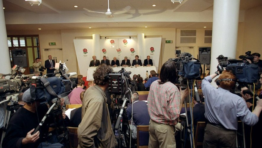24/05/1999 - Les dirigeants de la RFU annoncent que Dallaglio ne sera plus capitaine de l'équipe d'Angleterre