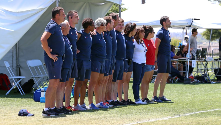 Annick Hayraud (manager de l'équipe de France Féminines) avec le staff des Bleues lors des hymnes contre l'Angleterre durant les Women's Rugby Super Series