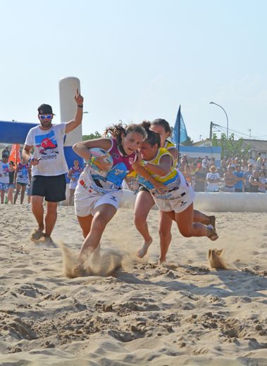 Sur les plages de Gruissan, d’Anglet ou d’ailleurs, le tournoi de beach rugby est devenu un rendez-vous prisé des rugbymen et rugbywomen durant l’été. C’est aussi une discipline qui ouvre des perspectives de développement de ses licenciés à la FFR. Photo Gruissan