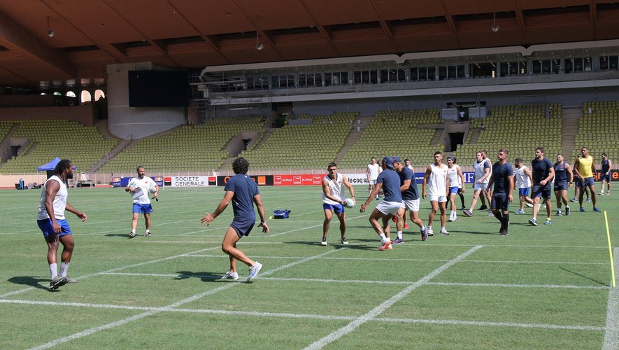 Les Bleus poursuivent leur préparation dans le cadre si particulier du stade Louis II de Monaco. Photo Max PPP