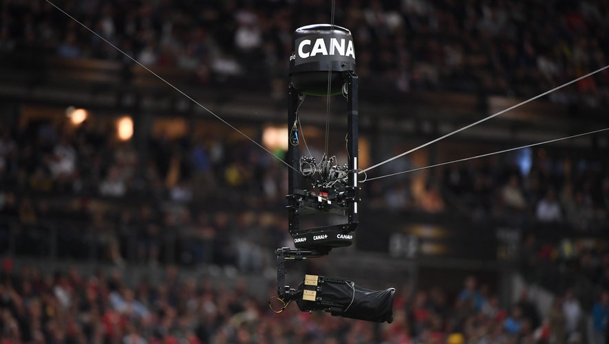 Une caméra de Canal + filmant un match de Top 14