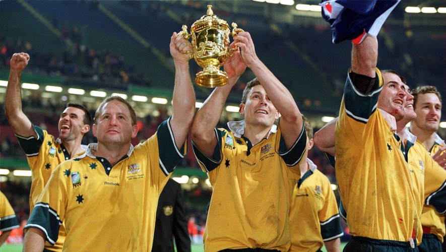 Dan Crowley, à gauche en 1999 avec la Coupe du monde en main. Il venait de disputer son dernier test face à la France.