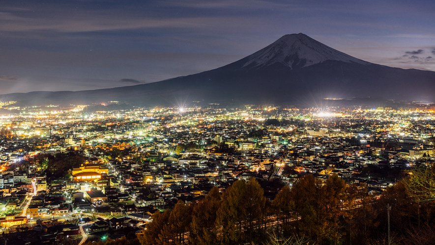 La ville de Fujiyoshida avec, en toile de fond, le mont Fuji.