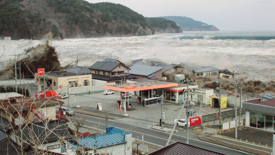 Il était un peu plus de 15 heures, ce 11 mars 2011, lorsqu’une vague de quatre mètres de hauteur frappa Kamaishi, emporta avec elle la digue, les corps et les habitations.