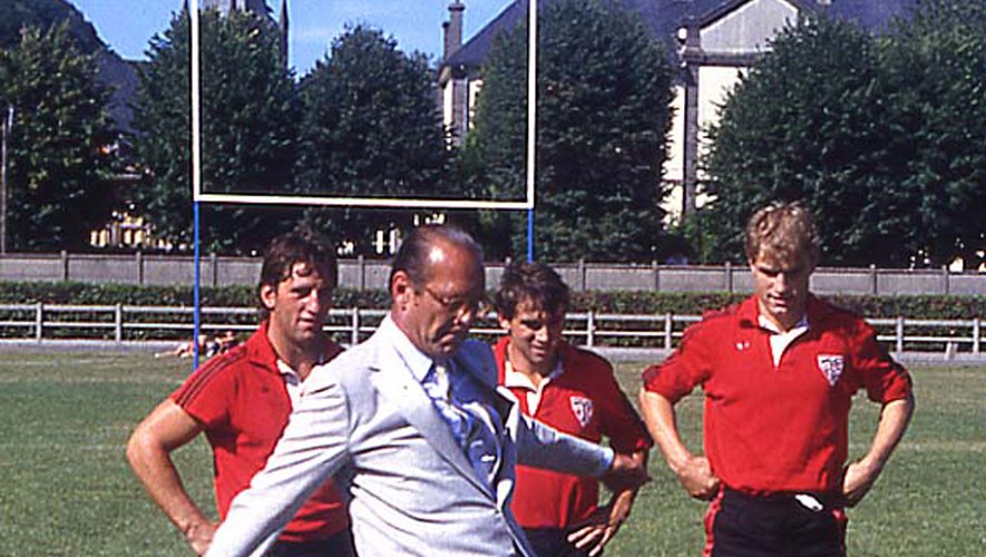 Jacques Chirac savait donner de sa personne. On le voit ici donner le coup d’envoi d’un match à Bort-les-Orgues en 1985. 