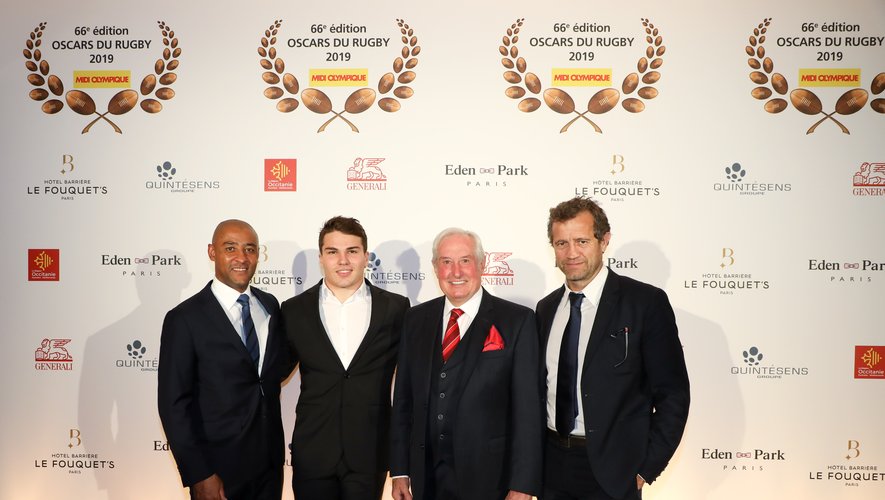 Antoine Dupont accompagné par George Gregan, Gareth Edwards et Fabien Galthié