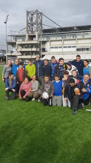 Tous les samedis matin les jeunes de l’association « Rugby sans différence » ont accès au terrain synthétique jouxtant le stade Armandie. 