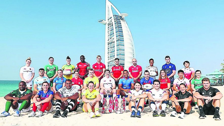 L’ensemble des capitaines masculins et féminins du circuit mondial 2019 posant avec les trophées sur la plage de Dubaï. En fond l’hôtel Burj-Al-Arab culminant à 321 mètres de haut. Photo DR
