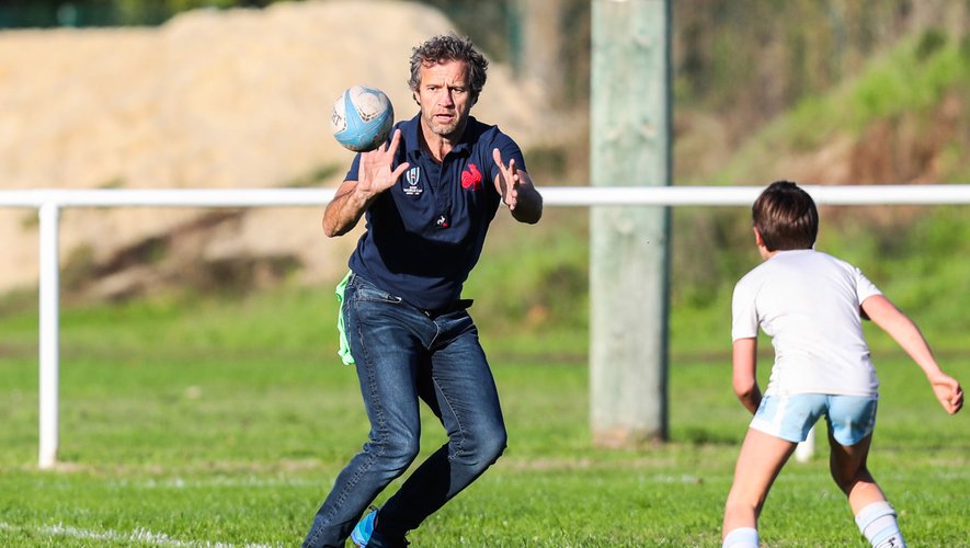 XV de France - Le sélectionneur Fabien Galthié qui participe à l'entraînement d'une école de rugby à Cahors