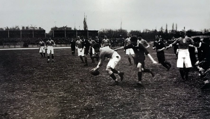 L’équipe de France en 1910 contre le pays de Galles. Les Bleus ont commencé dans le circuit international par une longue série de défaites.