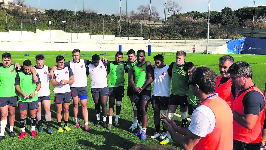 Sur les installations du club de l'Amatori Napoli Rugby, l'ensemble du XV de France a une dernière fois testé son fonctionnement et le contenu de ses séances ce mardi avec l'ensemble du groupe France des moins de 20 ans. 