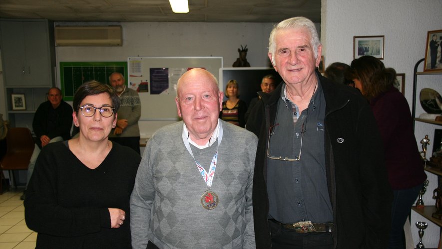 Corinne Villeroux-Rieu, lors de la remise de la médaille FFR a Armand Verra, bénévole au club depuis 53 ans.