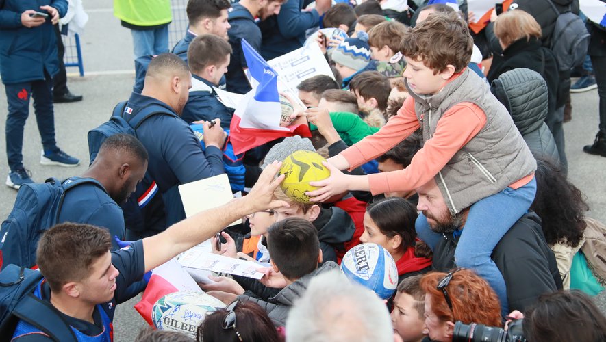 Lors de leur séjour à Nice, les Bleus se sont prêtés à une séance d’autographes pour le plus grand bonheur des fans, petits et grands. 