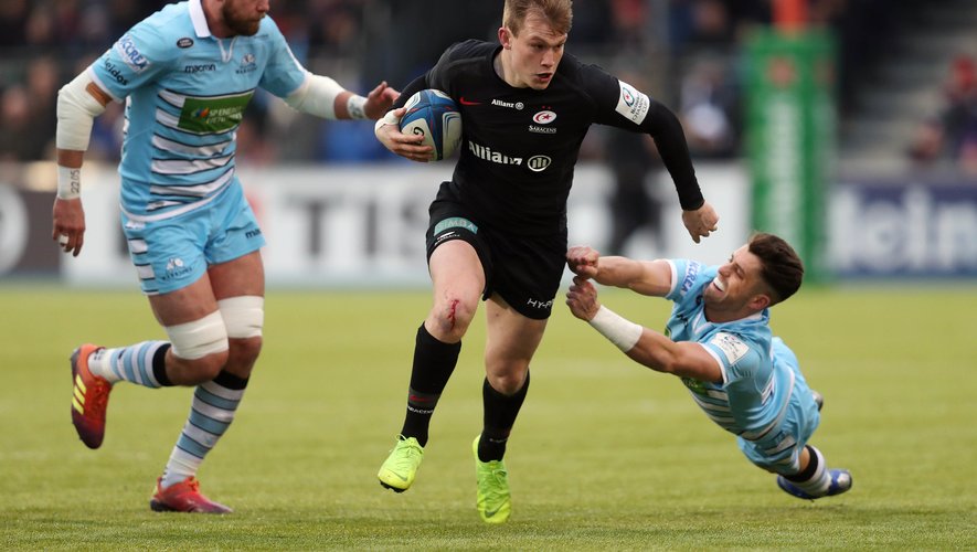 Saracens Nick Tompkins beats the tackle of Glasgow's Adam Hastings during the Heineken Champions Cup match between Saracens and Glasgow Warriors on January  19th, 2019 Photo:  Davies / PA Images / Icon Sport