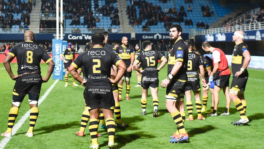 Team of Carcassonne looks dejected  during the Pro D2 match between Perpignan and Carcassonne at Stade Aime Giral on January 31, 2020 in Perpignan, France. (Photo by Alexandre Dimou/Icon Sport) - ---