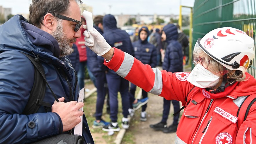 La Croix Rouge italienne surveille la température des supporters avant qu'ils entrent dans le stade