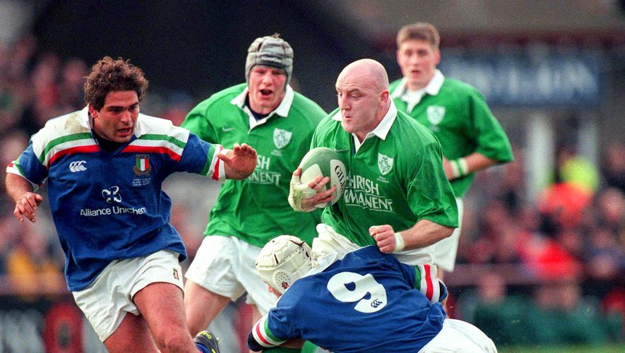 Les Irlandais de Keith Wood, ici contre l’Italie, avaient dû jouer la « finale » du Tournoi des 6 Nations 2001 en automne contre l’Angleterre. 