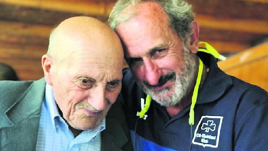 Tête-à-tête chargé d’affection entre Gustavo Zerbino (à droite) et Sergio Catalan, le muletier chilien qui donna l’alerte pour la délivrance des naufragés des Andes le 22 décembre 1972 et qui est décédé début février 2020.