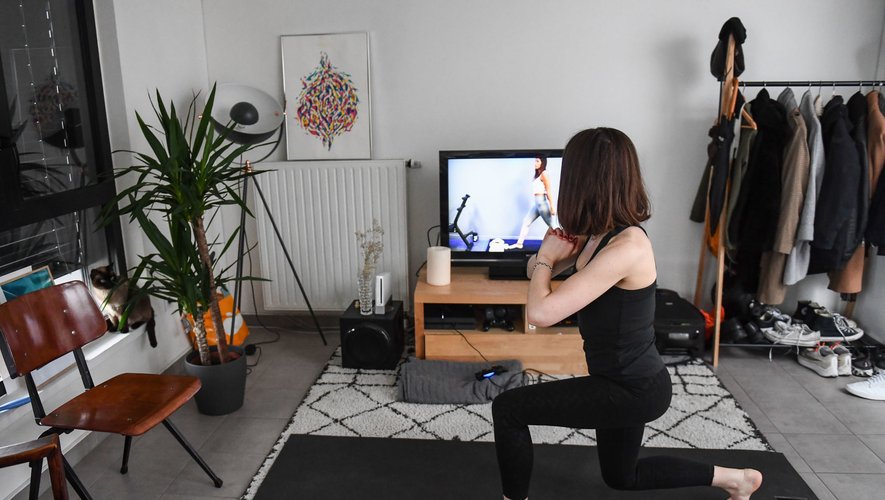 A women doing sports while watching a youtube tutorial during the confinement established by the French State against the Covid-19 on March 22, 2020 in Paris, France. (Photo by Anthony Dibon/Icon Sport) - --- - Paris (France)