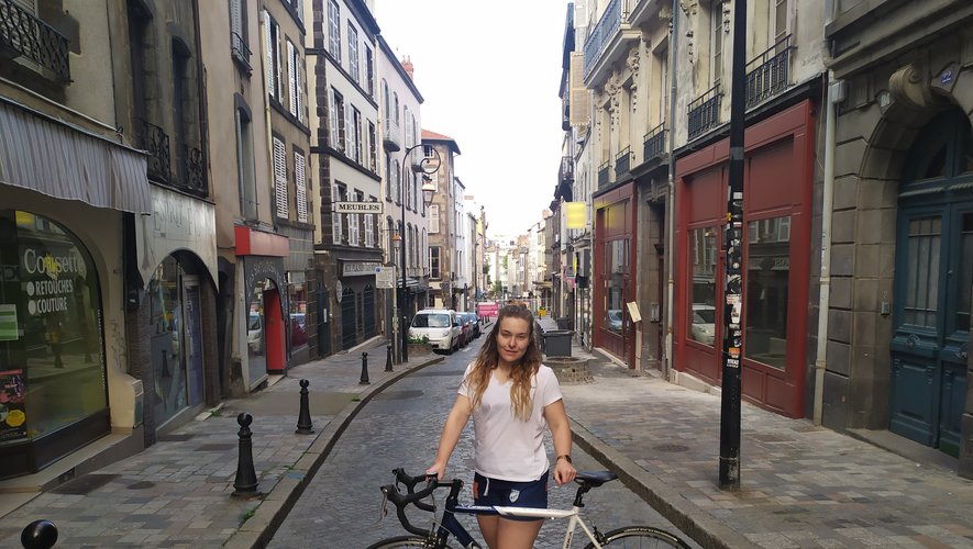 À vélo, Margot Louis et ses acolytes livrent à domicile les courses de personnes vulnérables de l’agglomération clermontoise. 