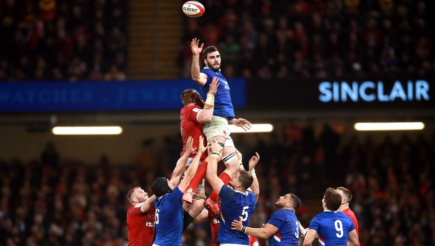 France's Charles Ollivon contests the line-out ball during the Guinness Six Nations match at the Principality Stadium, Cardiff. 

Photo by Icon Sport - Charles OLLIVON - Millennium Stadium - Cardiff (Pays de Galles)