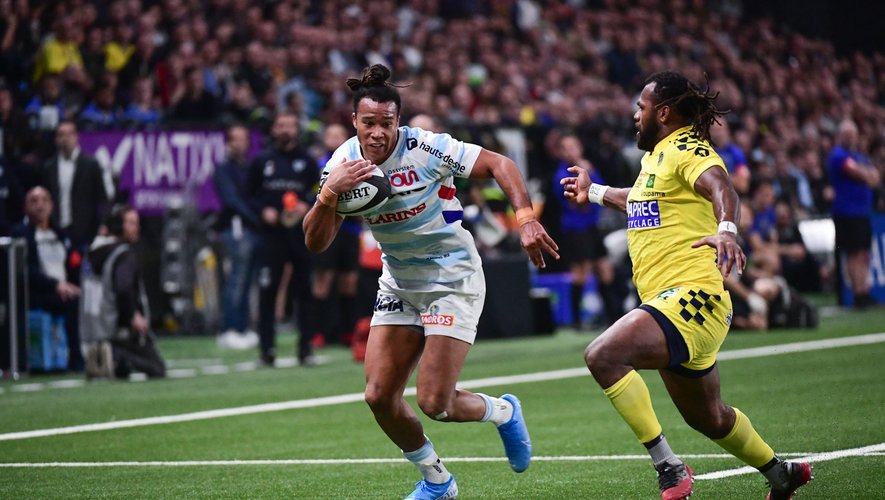 Teddy THOMAS of Racing 92 beats Alivereti RAKA of Clermont to run in a try during the Top 14 match between Racing 92 and Clermont on January 4, 2020 in Nanterre, France. (Photo by Dave Winter/Icon Sport) - Alivereti RAKA - Teddy THOMAS - Paris La Defense Arena - Paris (France)