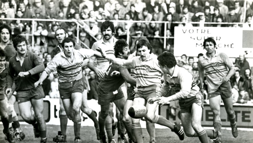 Lors de la saison 1975-1976, lors d’un Clermont - Béziers remporté par les Auvergnats (15-6), l’ouvreur montferrandais Jean-Pierre Romeu, dégage son camp sous la menace de son vis-à-vis Henri Cabrol. On reconnait, gauche à droite, Michel Palmié, Olivier Saïsset (baissé), Christian Prax, Alain Estève, Michel Droitecourt et Guy Gaparotto.