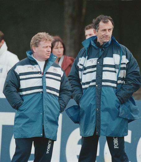 Ci-contre, le capitaine castrais brandit le Bouclier de Brennus 1993.Ci-dessus, au côté d’Alain Gaillard passé au rôle d’entraîneur.