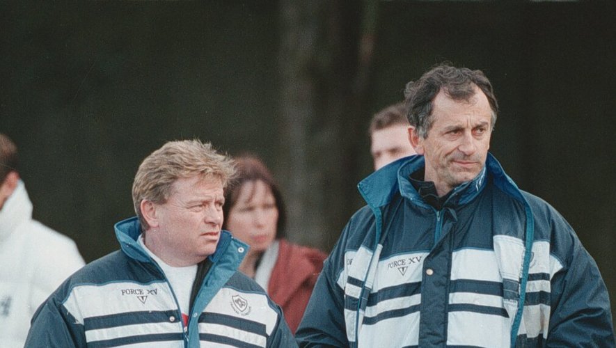 Ci-contre, le capitaine castrais brandit le Bouclier de Brennus 1993.Ci-dessus, au côté d’Alain Gaillard passé au rôle d’entraîneur.
