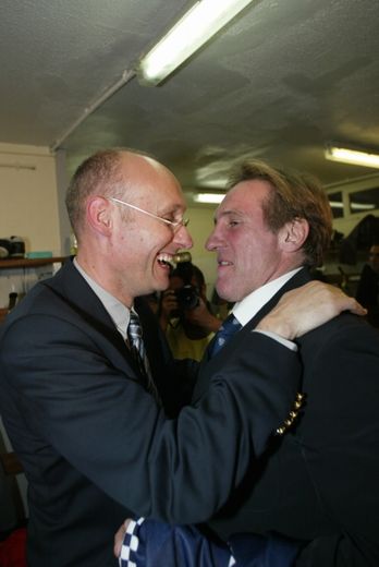 Après la victoire, Laporte et Depardieu s’embrassent. 