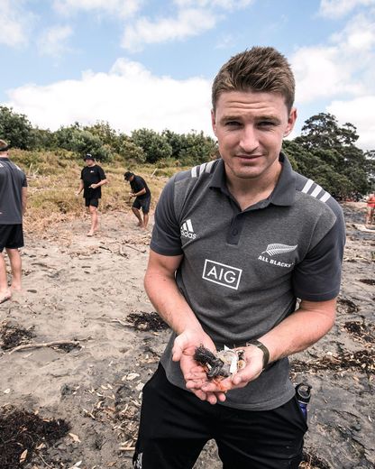 L’ouvreur des All Blacks, Beauden Barrett, a participé à une collecte de déchets en 2019. Photo Adidas