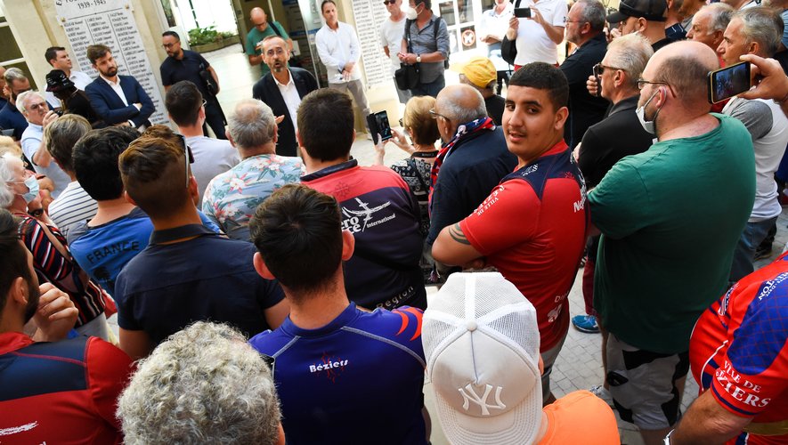 Robert Ménard (maire de Béziers) devant les supporters du club