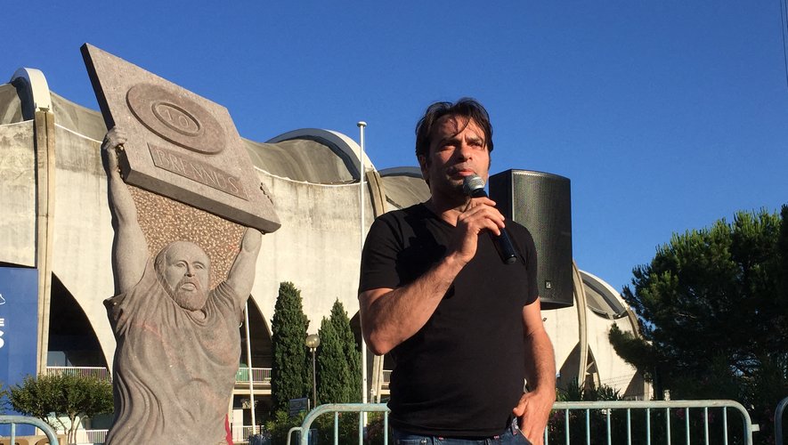 Christophe Dominici a pris la parole en début de semaine dernière devant la statue d’Armand Vaquerin, sise devant le stade Raoul-Barrière devant les supporters pour leur exposer son projet.