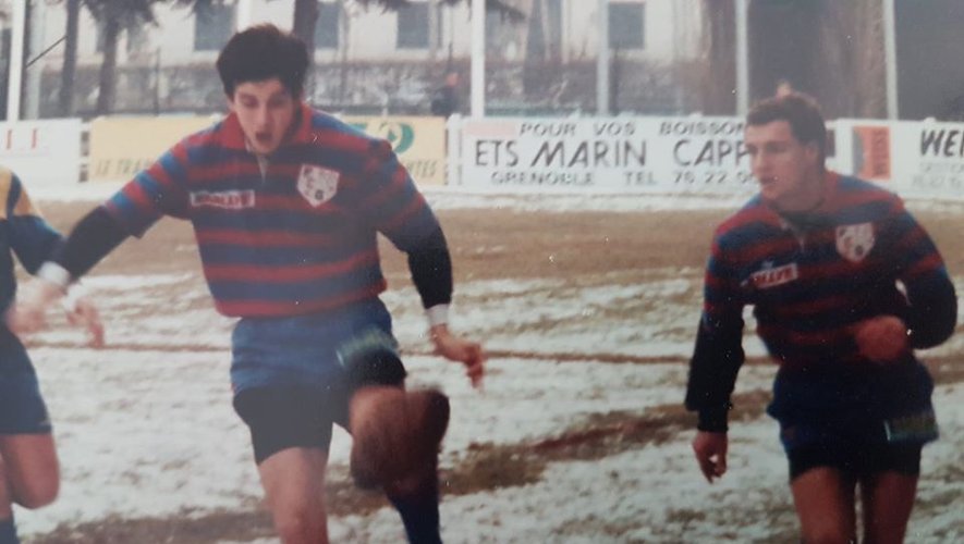 Ici sous les couleurs de Grenoble, Cyril Savy a fait sa renommée à la grâce d’un pied gauche longue portée, qui lui permit de disputer deux finales au Parc avant se stopper brutalement sa carrière rugbystique.