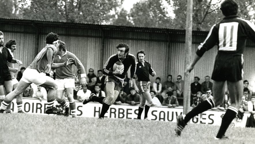 Jean-Michel Aguirre, ici ballon en mains, est l’un des visages marquants de le grande époque des « Noirs » du Stade Bagnerais. Leur jeu flamboyant ne leur offrit pas de titre, ils échouèrent à deux reprises en finale.