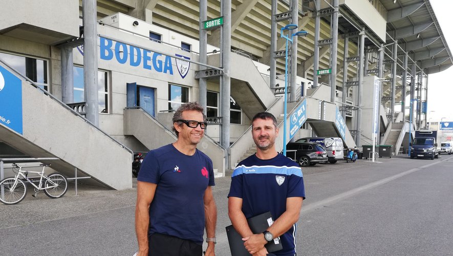 Le sélectionneur du XV de France Fabien Galthié en compagnie de l'entraîneur de Colomiers Julien Sarraute, au Stade Michel Bendichou.