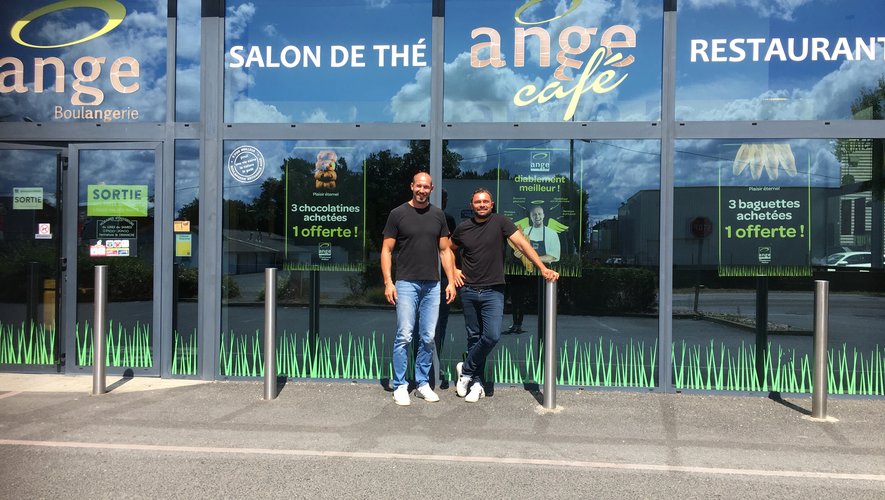 Vassili Bost et Sylvain Mirande sous les couleurs de Montpellier et devant leur boulangerie à Marmande.Photos Icon Sport et DR