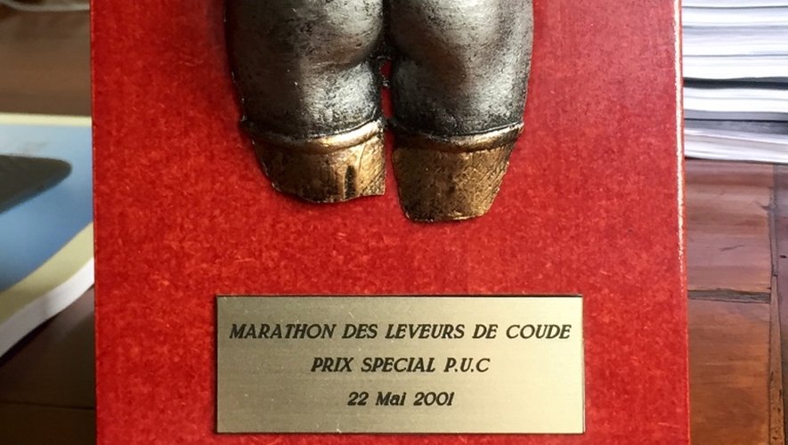 trophée du marathon des leveurs de coude a Paris (organisé par J Cormier: 42 bistrots au lieu de 42 km dans le 6eme arrondissement)  gagné par le PUC equipe de 12 deguisés en academiciens sur des Anes
