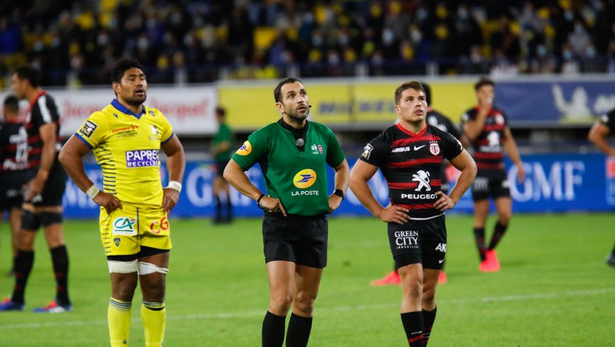 Referee and Antoine DUPONT of Toulouse and Fritz LEE of Clermont during the Top 14 match between ASM Clermont and Stade Toulousain at Parc des Sport Marcel-Michelin on September 6, 2020 in Clermont-Ferrand, France. (Photo by Romain Biard/Icon Sport) - Stade Marcel Michelin - Clermont Ferrand (France)