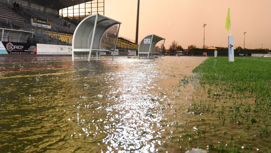 En quelques minutes, l’eau s’est incrustée partout samedi soir au Stadium d’Albi. Le couloir et la pelouse étant inondés, l’arbitre a décidé de reporter la rencontre.