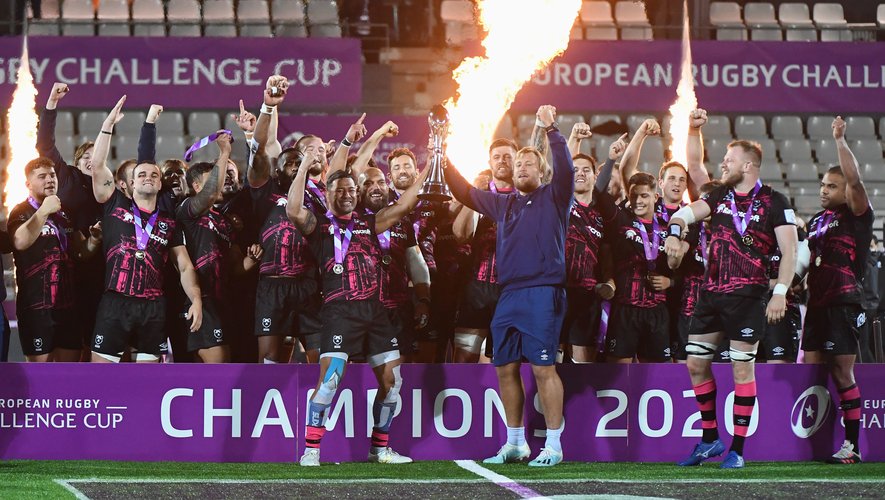 Les joueurs de Bristol soulèvent le trophée après avoir remporté la Challenge Cup contre Toulon