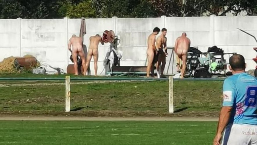 Les joueurs du Toulouse Electrogaz Club, lors du déplacement à Saint-Jory, se sont lavés sur le bord de terrain faute de vestiaires...