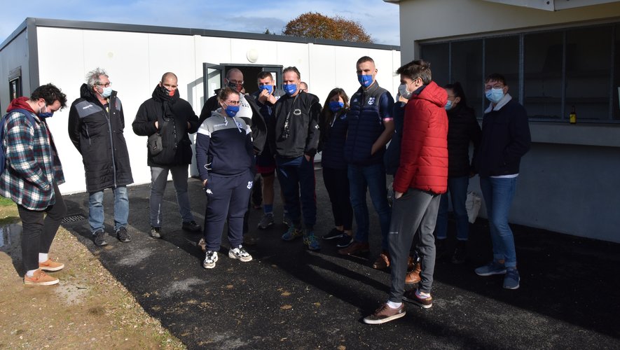 Alain Vigier (au centre), quelques dirigeants du club et visiteurs de Landivisiau avant le coup d’envoi du match. Au cœur des discussions, la Covid-19 bien évidemment. Photo D.L.P.