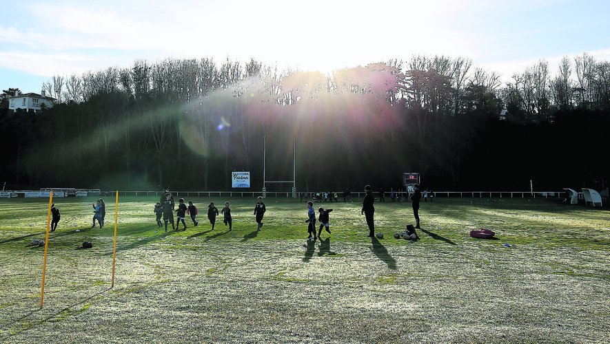 A Hendaye, samedi matin, jeunes de l’école de rugby et seniors, qui évoluent habituellement en Fédérale 2, se sont retrouvés sur les frais terrains d’entraînements pour quelques jeux avec ballons et exercices d’entretien physique. 