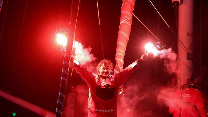 Yannick Bestaven a remporté « l’Everest des mers » la semaine dernière. À l’arrivée, on lui a remis un maillot du Stade rochelais, son club de cœur. 