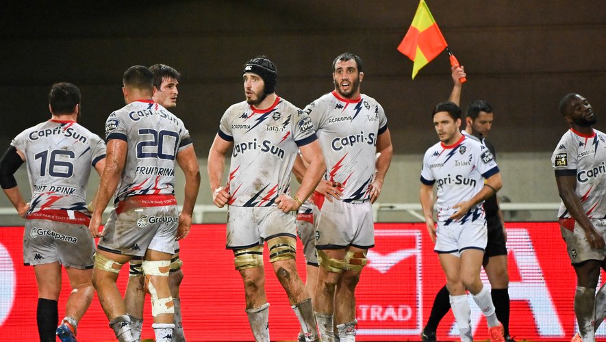 Team of Stade Francais looks dejected  during the Top 14 match between Montpellier Herault Rugby and Stade Francais Paris at Altrad Stadium on February 6, 2021 in Montpellier, France. (Photo by Alexandre Dimou/Icon Sport) - --- - Altrad Stadium - Montpellier (France)