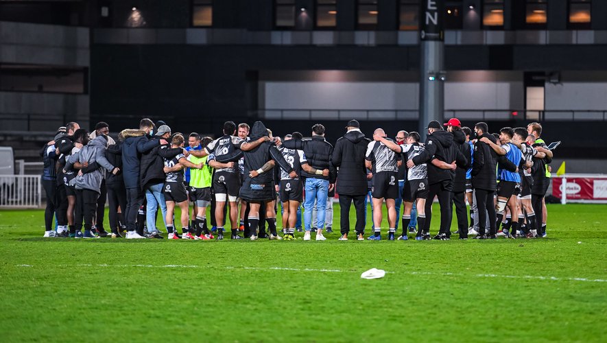 Players of Rouen gather around after the French Pro D2 rugby match between Rouen and Oyonnax on February 26, 2021 in Rouen, France. (Photo by Baptiste Fernandez/Icon Sport) - --- - Stade Jean Mermoz - Rouen (France)