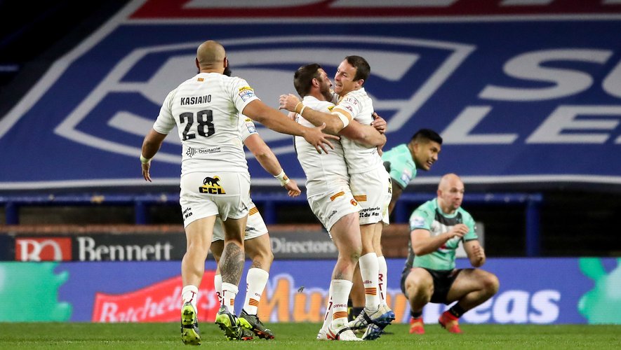 Catalans Dragons' James Maloney (right) celebrates scoring the winning drop goal in extra time with teammates during the Betfred Super League at Emerald Headingley Stadium, Leeds. Picture date: Saturday March 27, 2021. 

Photo by Icon Sport - James MALONEY - Emerald Headingley Stadium - Leeds (Angleterre)